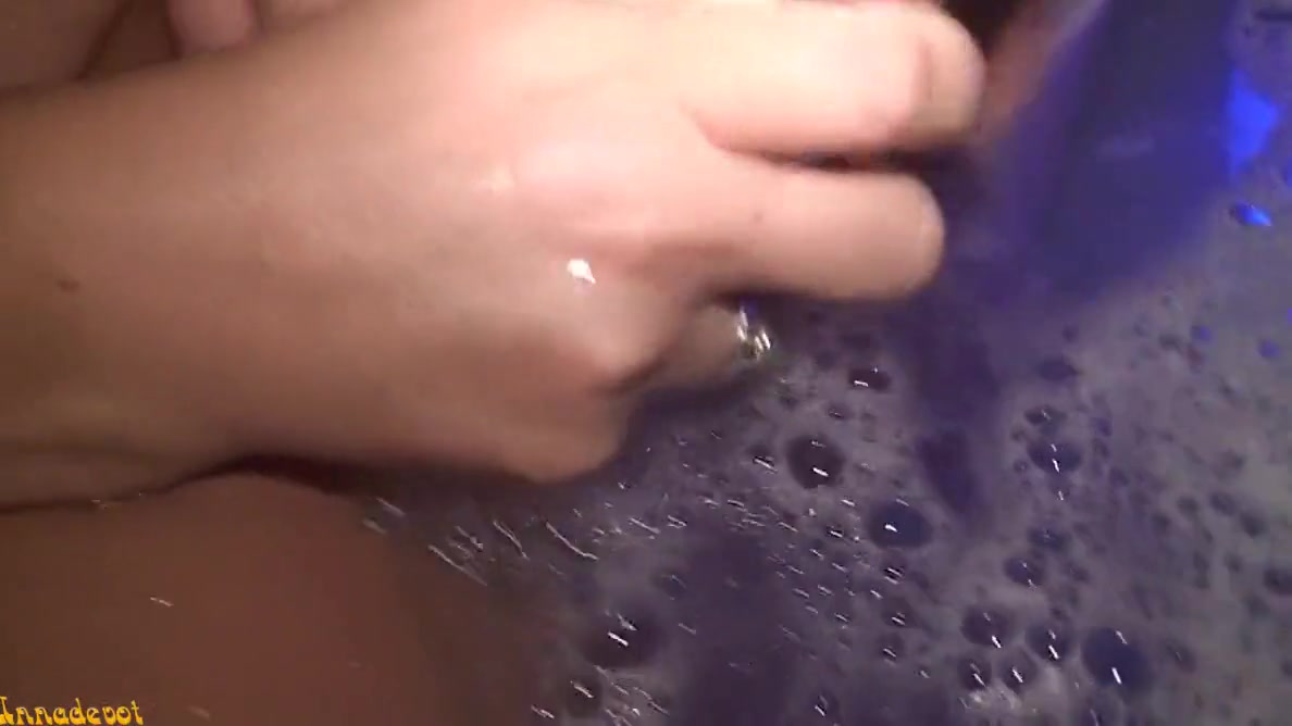 Wet Cunt In The Bathtub