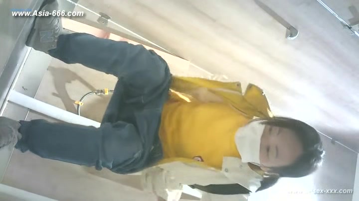 chinese girls go to toilet.***