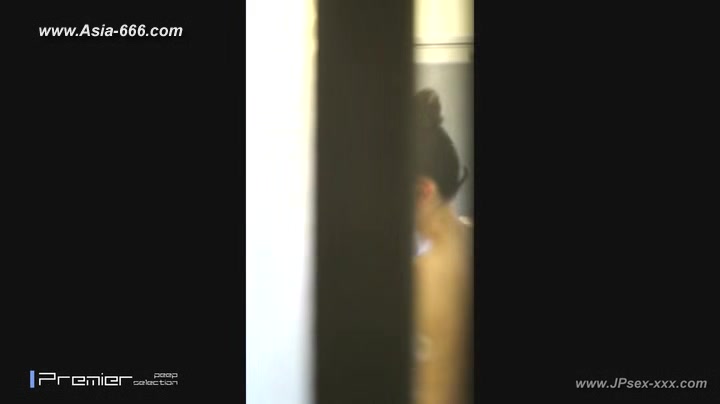 peeping chinese girls bathing.7