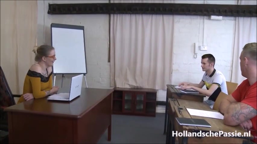 Lerares Engels Krijgt 2 Harde Pikken - Passie.Nl