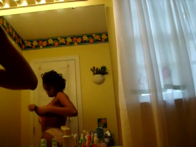Dark-skinned bitch teases her awesome details