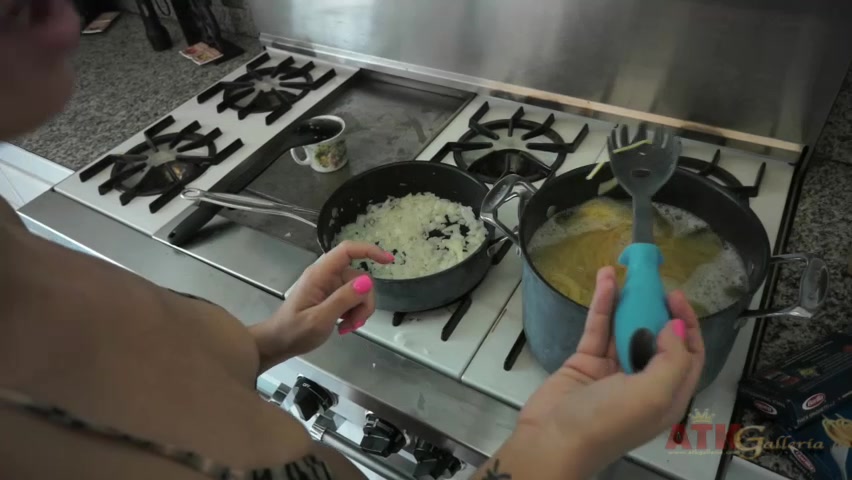 ATKGirlfriends video: Tara Lynn Foxx teaches us how to cook