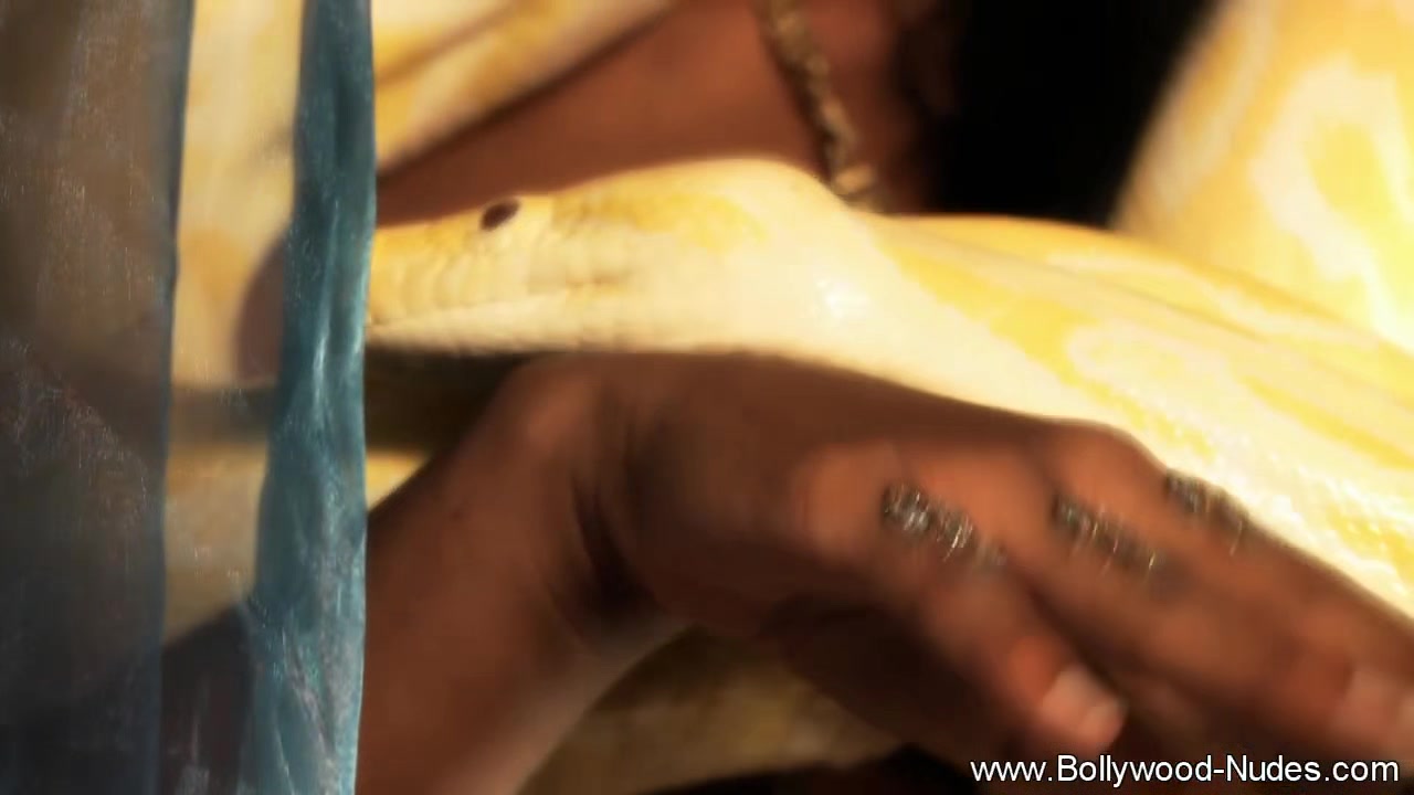 Erotic Dancing Princess Shows Some Sexy Ass Move Again