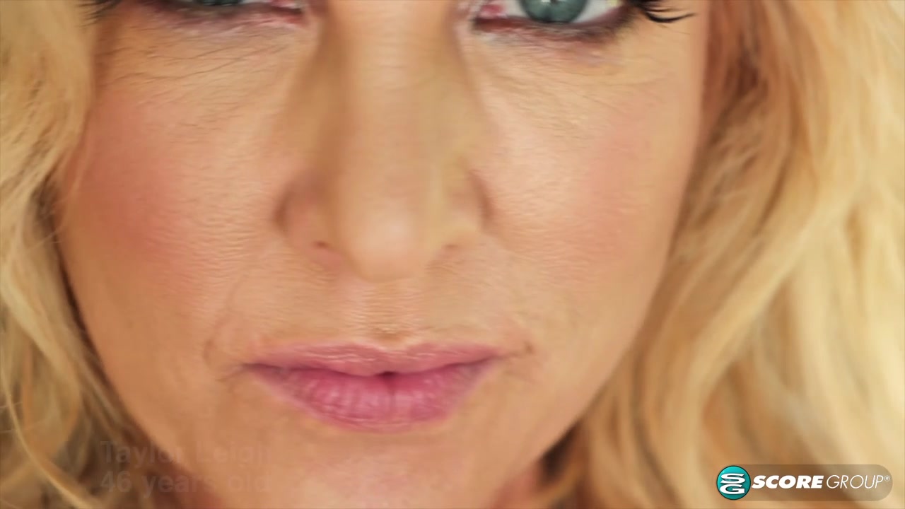 Taylor Leigh plugs her new book...and her pussy! - 40SomethingMag