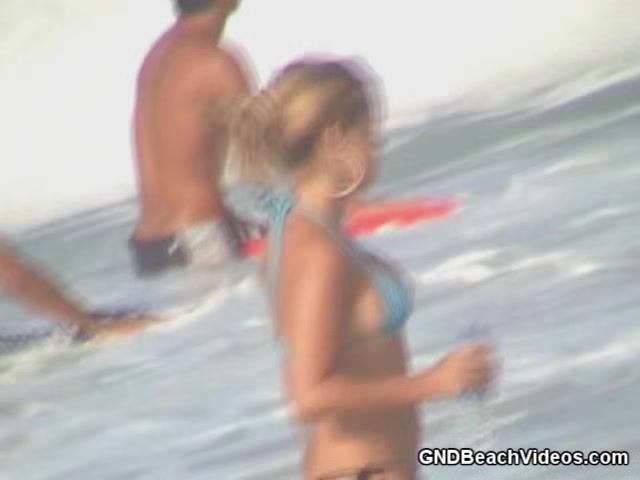 Bikini babe has a nice rack - GNDBeachVideos