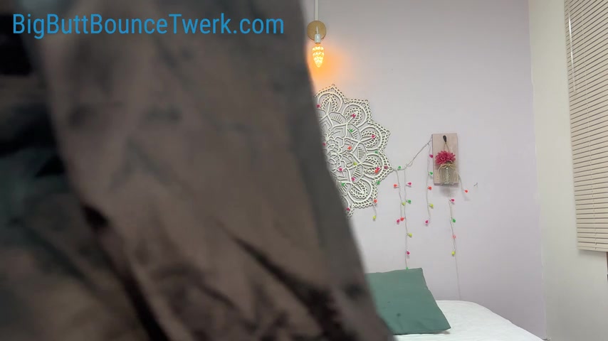 Carmen Clapping Her Phat Ass - BigButtBounceTwerk