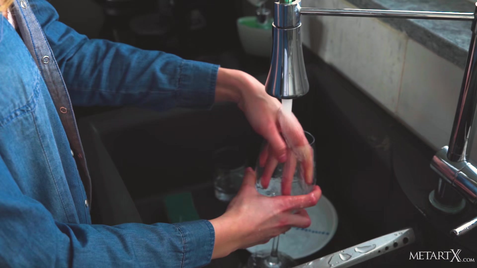 Dishwashing 2 - Amelia Gin - MetartX
