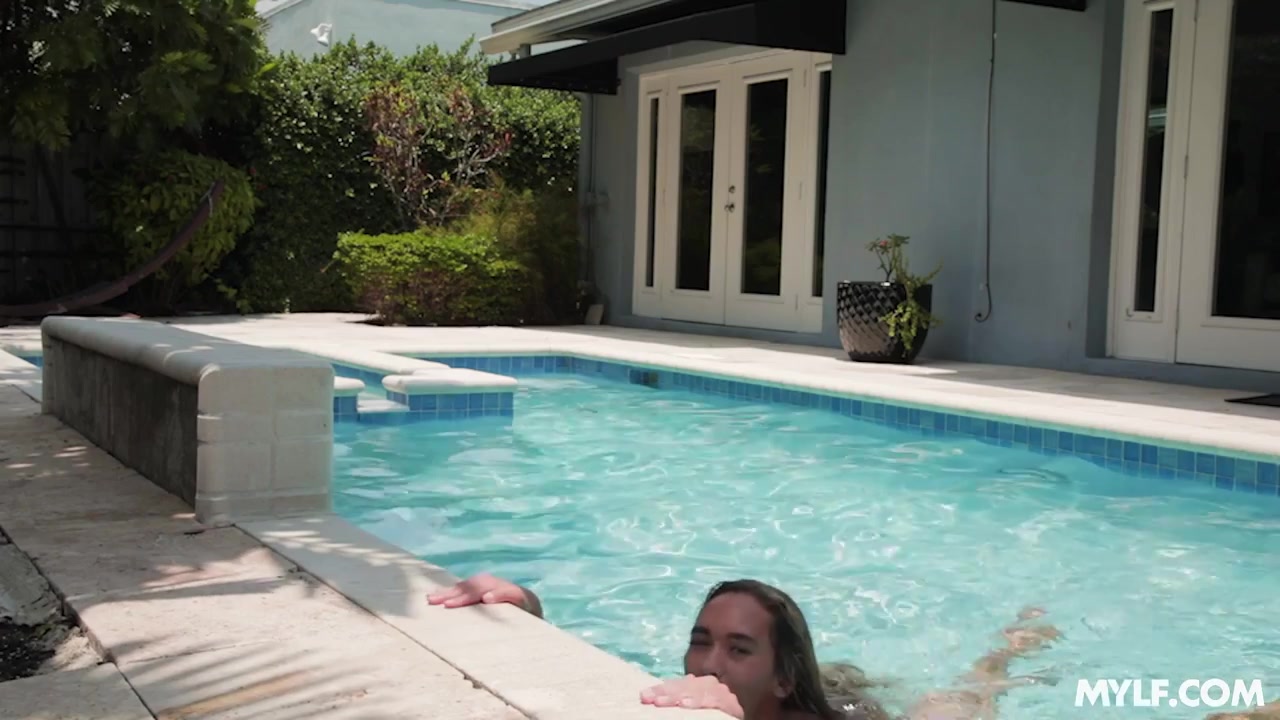 Poolside Bubble Butt - MYLF