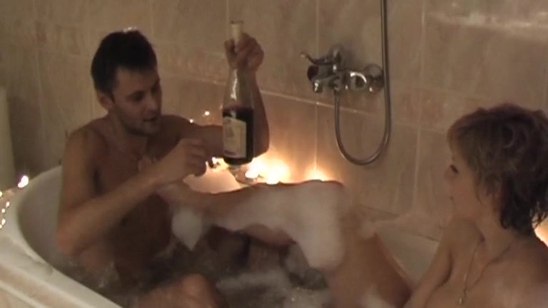 Homemade dilettante sex entertainment in the foamed baths