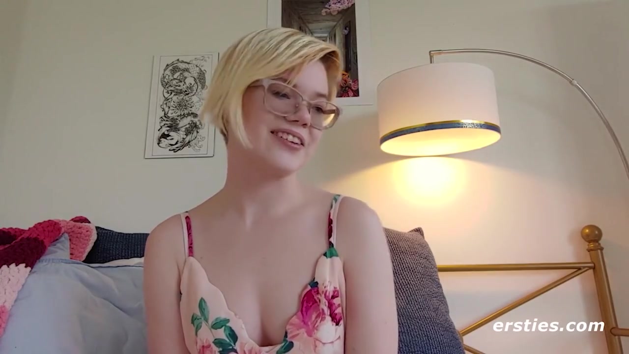 American Hottie Plays With Her Pussy Before Going Anal