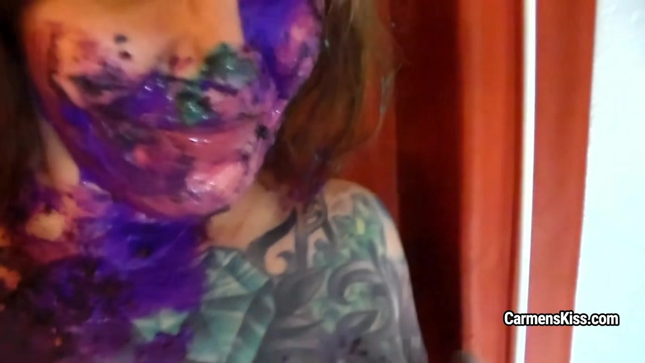BBW Carmen De La Vega with girl smears their bodies with paints