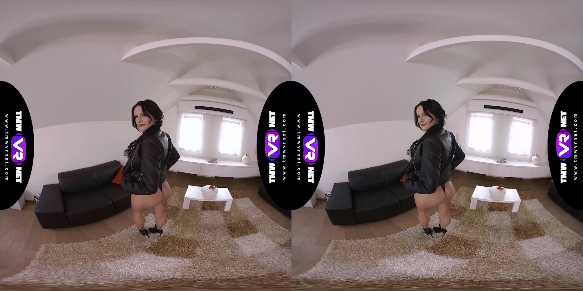 Fatal beauty masturbates in harness - TmwVRnet