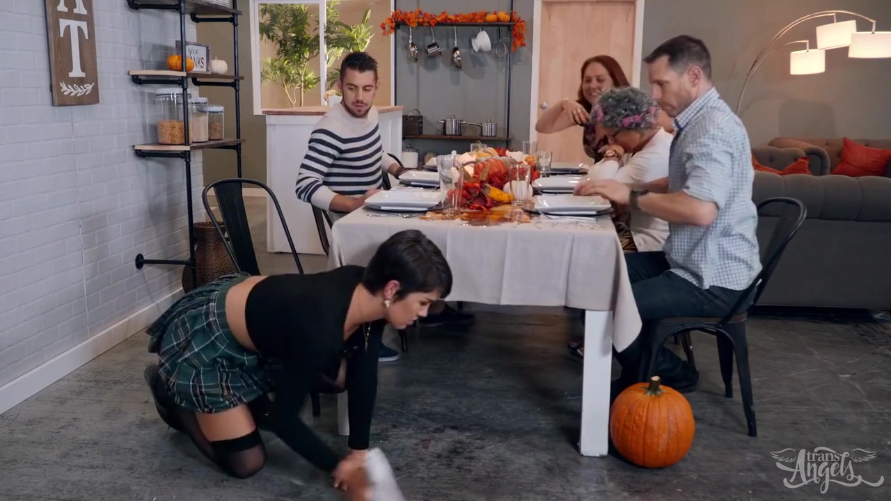 Short-haired Hottie Comes Home For Thanksgiving And She Gets Stuffed With Daisy Taylor