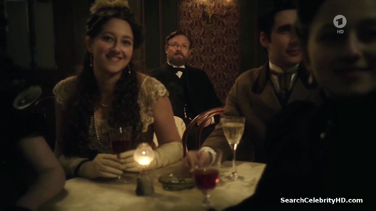 Emilia Schule, Alicia von Rittberg - Charite S01E01-02
