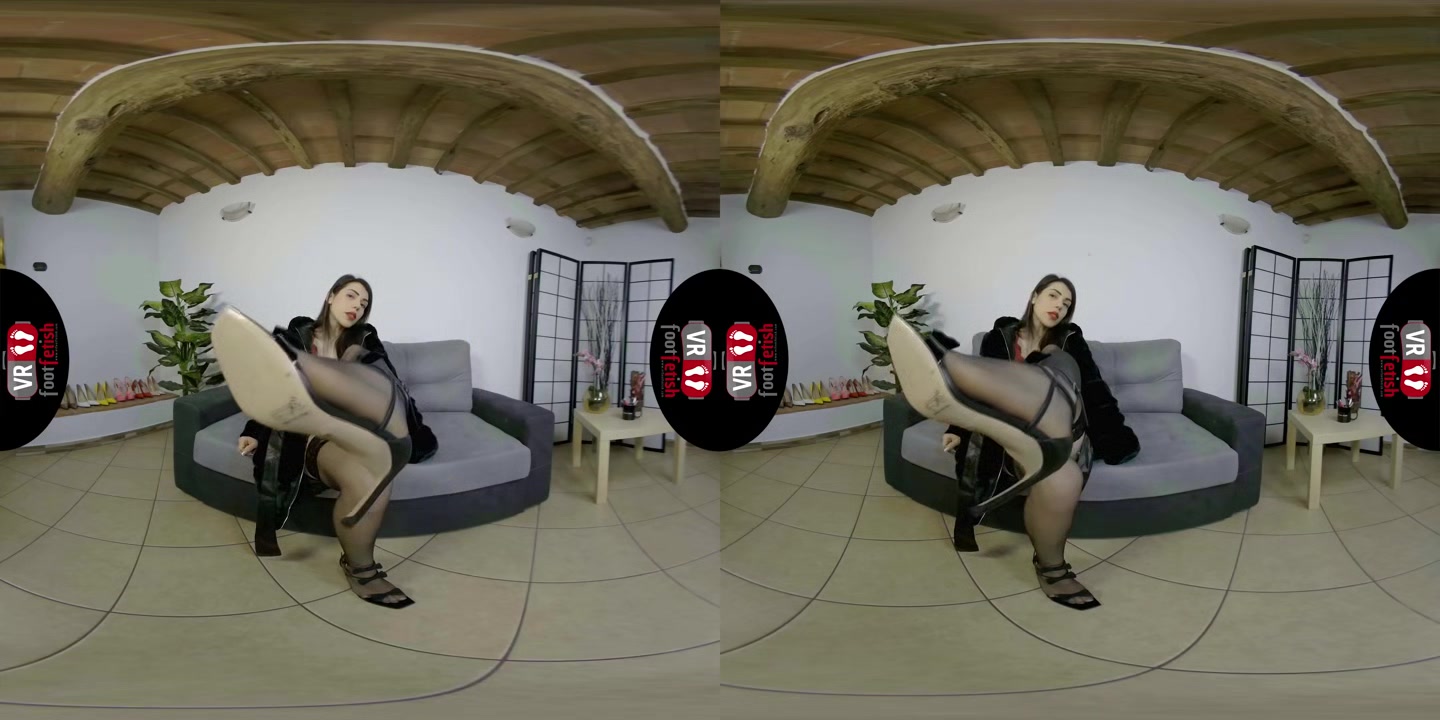 Hot sexy toes of Petra wiggle and spread right in your face in virtual reality - VRFootFetish