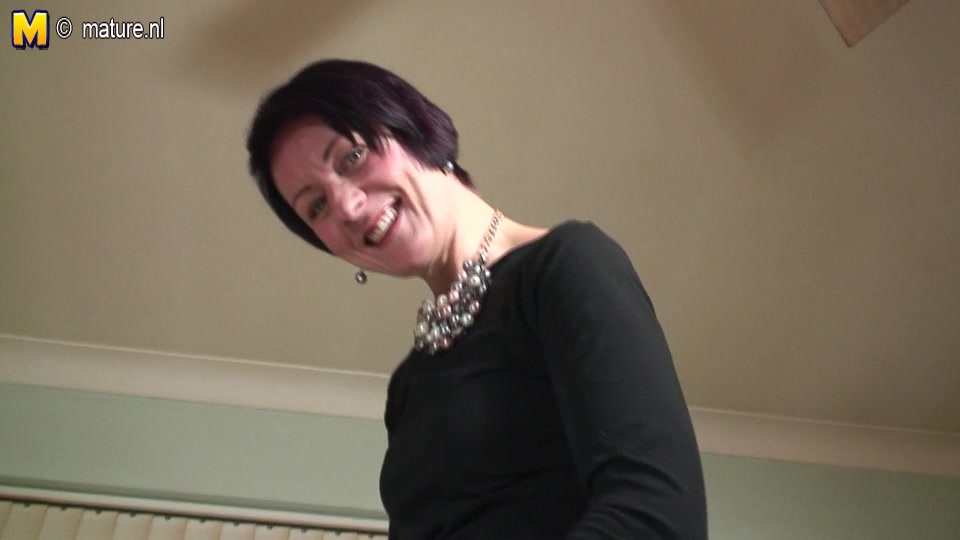 Horny British Housewife Playing With Her Pussy - MatureNL