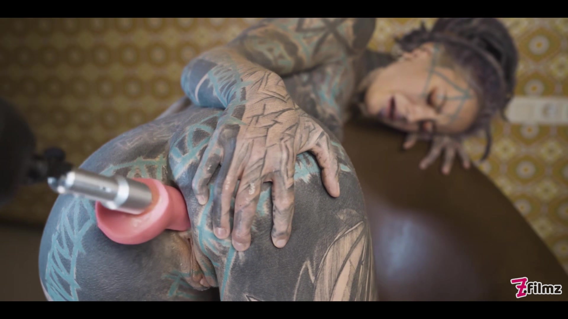 Tattooed teen 18+ Testing Fuck Machine With Her Anal