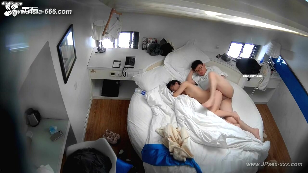Hackers use the camera to remote monitoring of a lover's home life.649