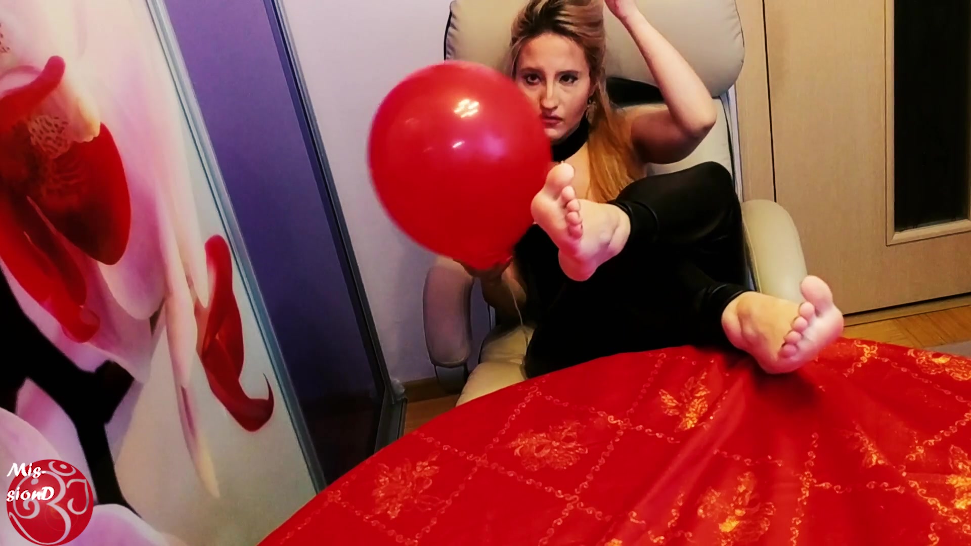 Red Balloon Feet Play - Sex Movies Featuring Findom Goaldigger