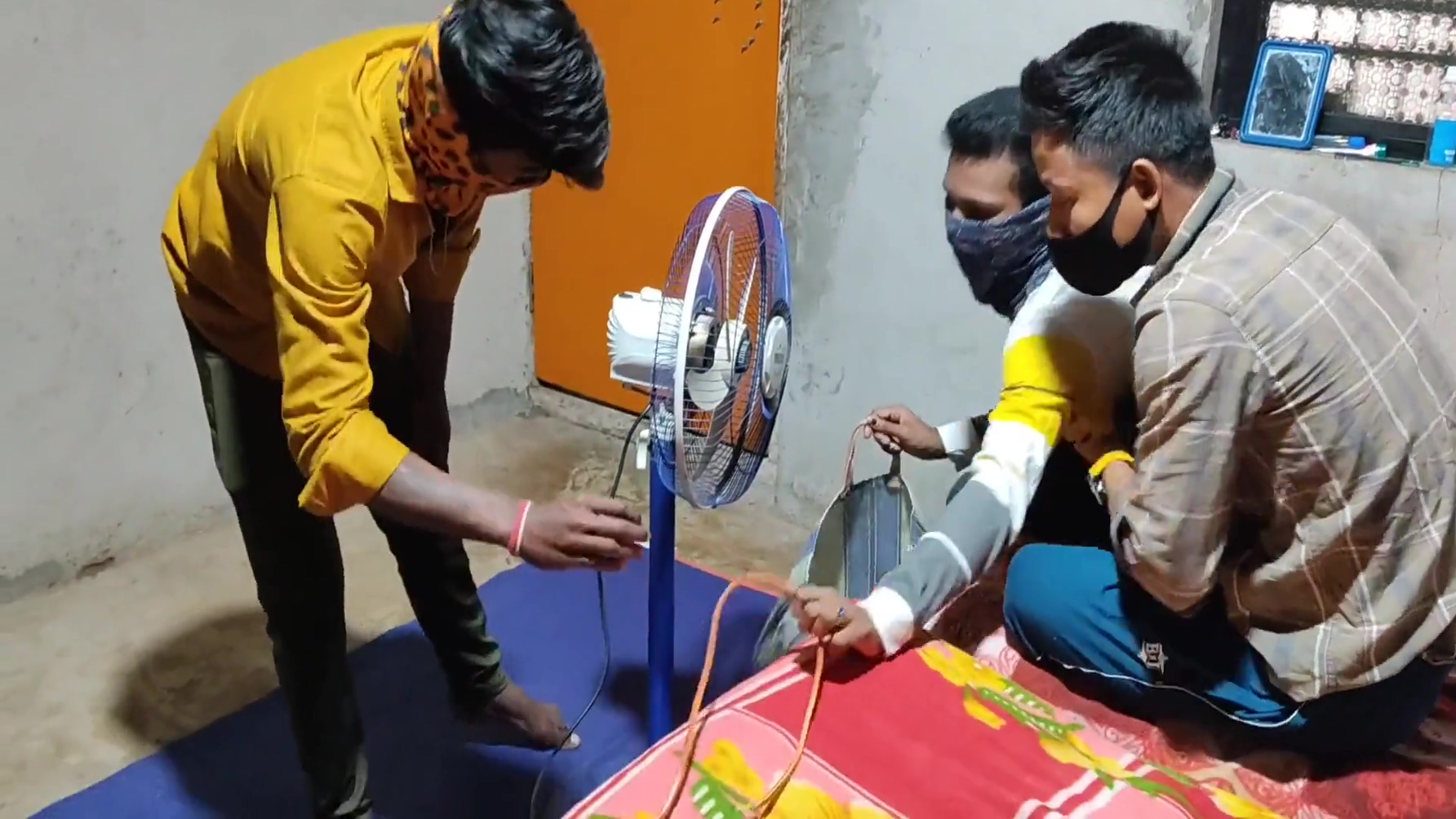 A Unique Sexy Story Of A Fun Mechanic And A Fan Repairmaster - Indian Gay - Hindi Movies R With Gay Boy And The Mechanic