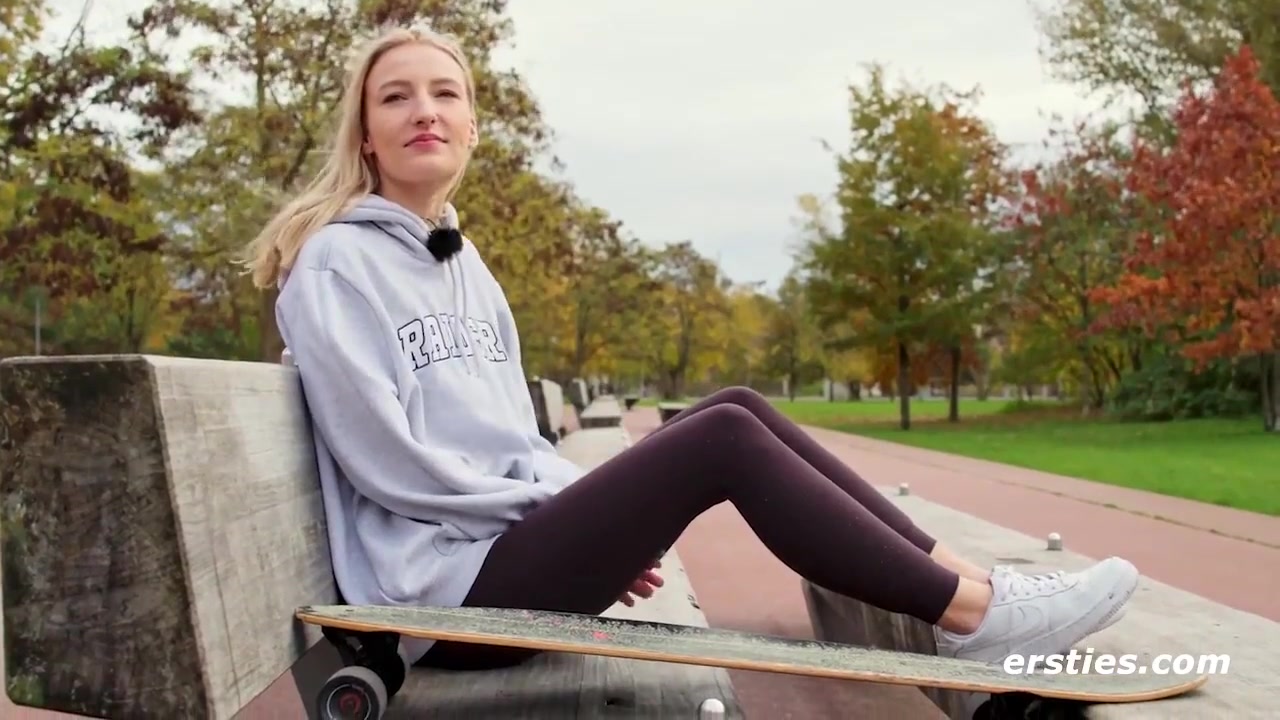 Die Zierliche Nattie Reitet Ihren Riesigen Dildo Auf Dem Kuchentisch