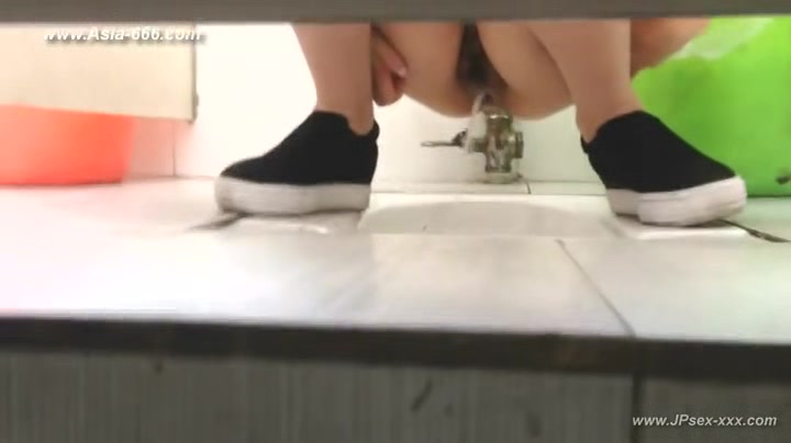 chinese girls go to toilet.96
