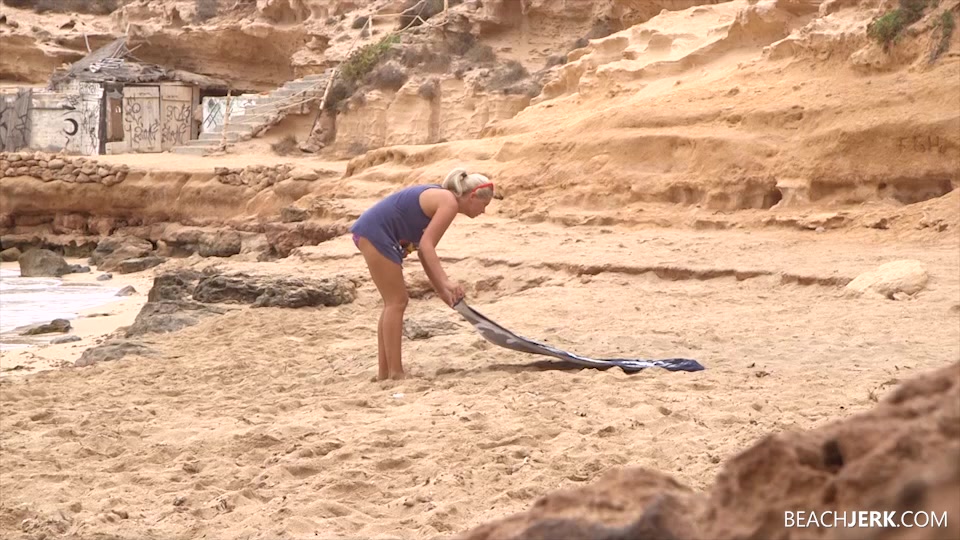 Perv On The Beach - BeachJerk