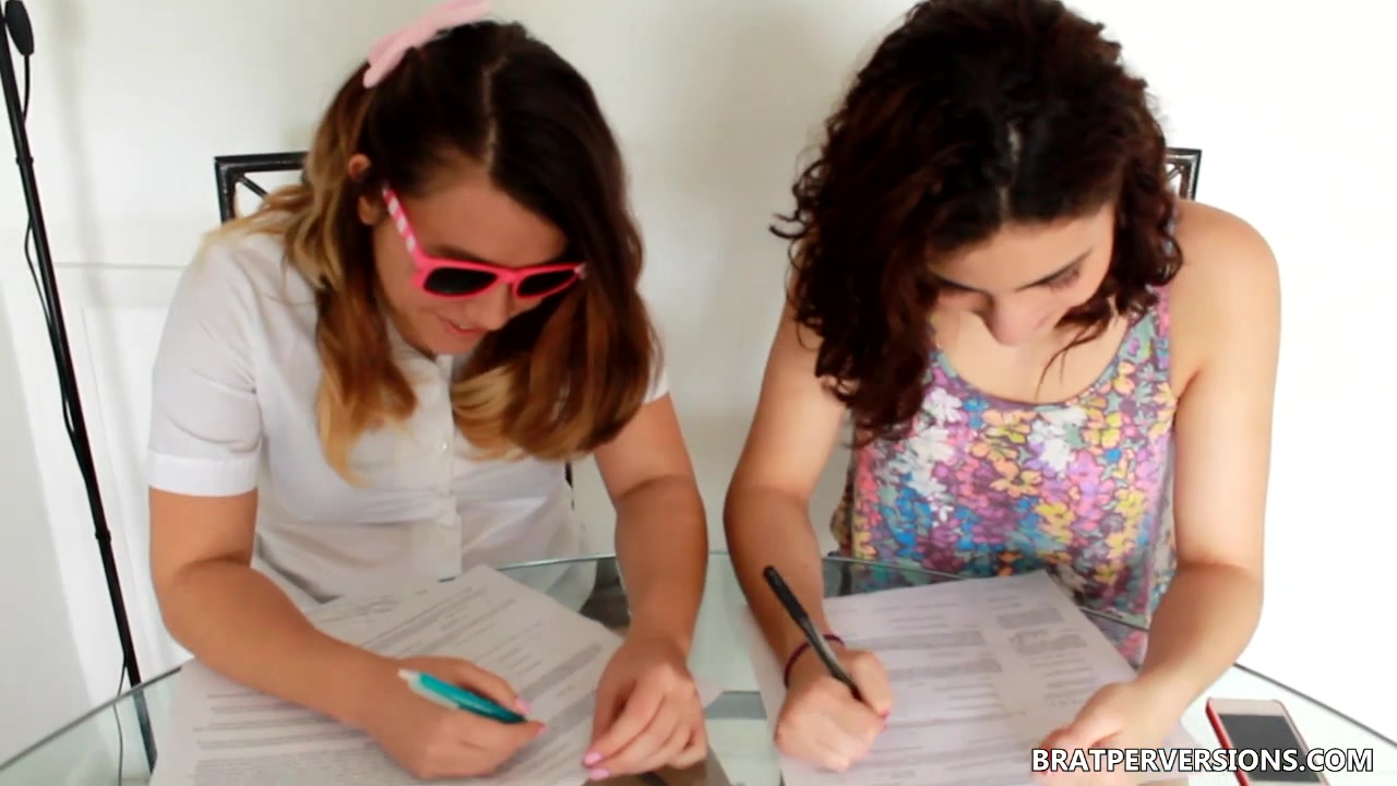 Lesbica: Dyke Kisses - Brat Perversions