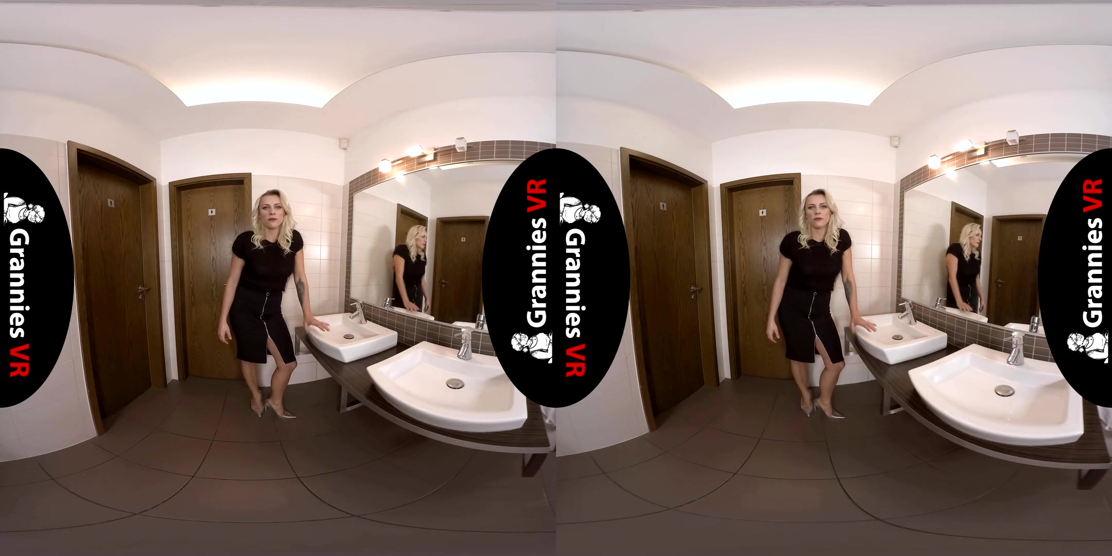 Masturbates in Restroom - SexLikeReal