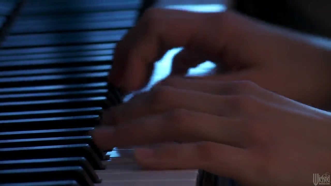 Leggy Gracie Glam gets banged beside the piano