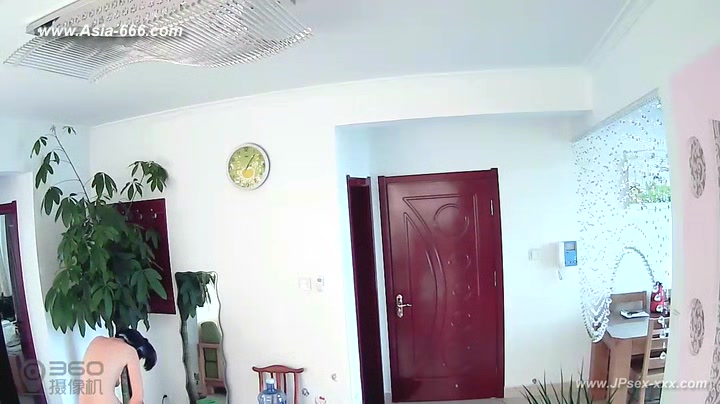 Hackers use the camera to remote monitoring of a lover's home life.225_2