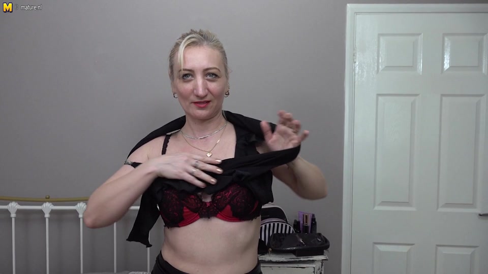 Naughty Housewife Lilith Playing With Herself - MatureNL