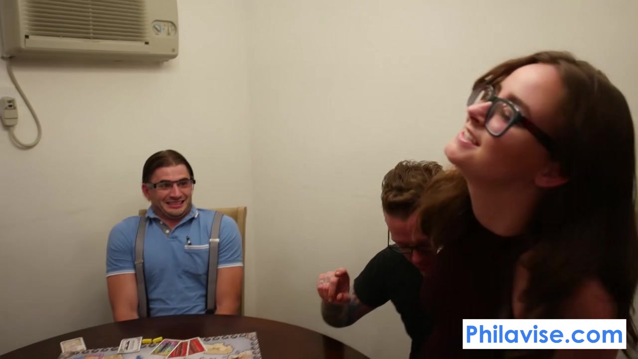 PHILAVISE-Gamers get a beeg
