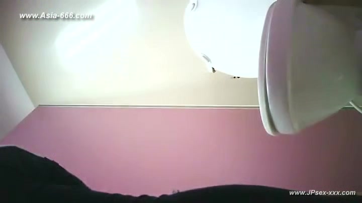 peeping thai girls go to toilet.3