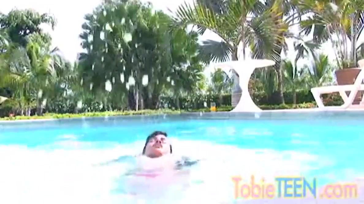 Tobie teen 18+ - Masturbates By The Pool