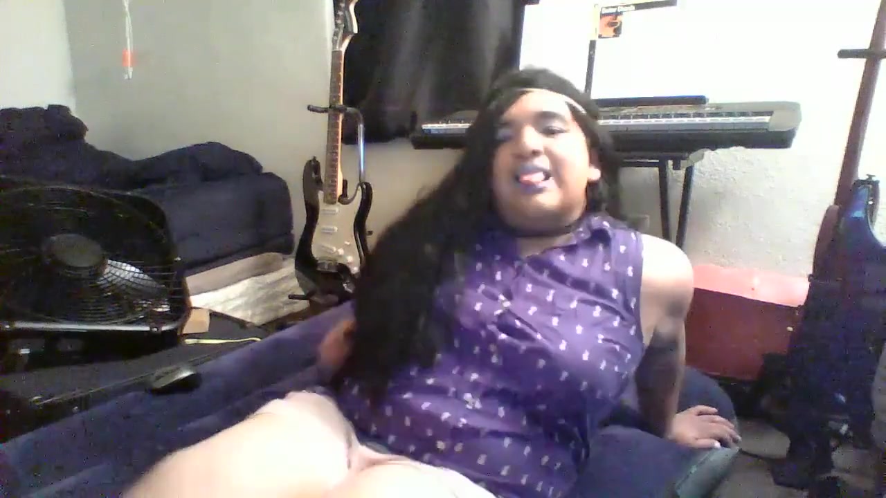 Amateur crossdresser tries to be sexy