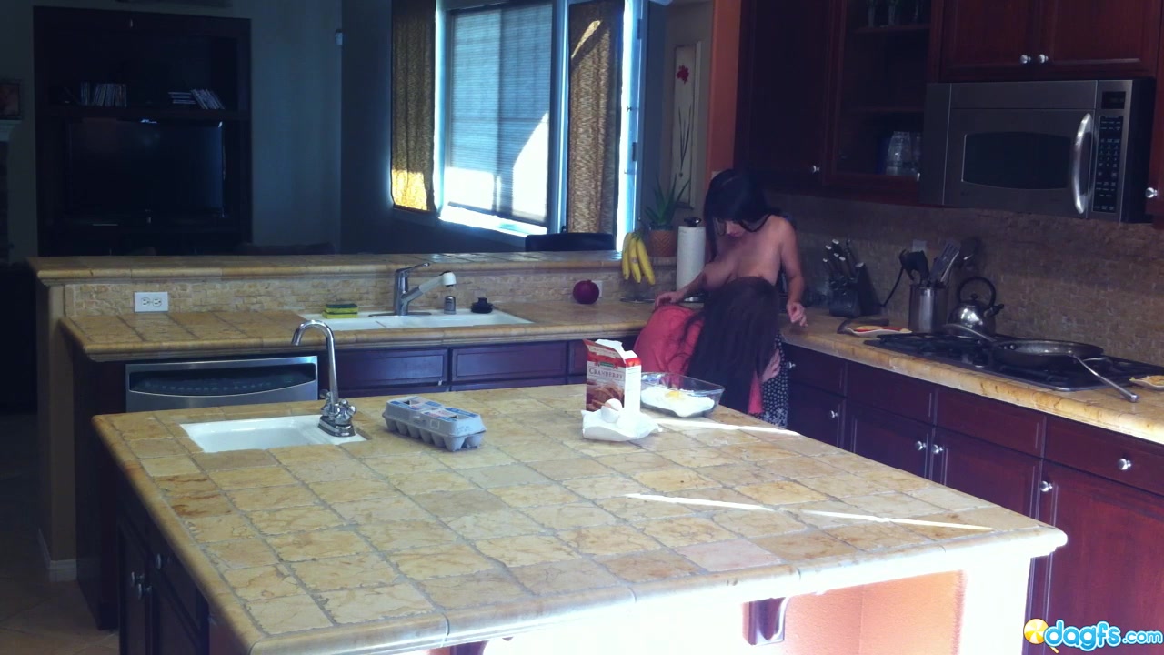 2 Girls Fuck In The Kitchen - RealLesbianExposed