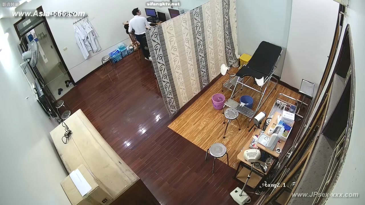 Hackers use the camera to remote monitoring of a lover's home life.615