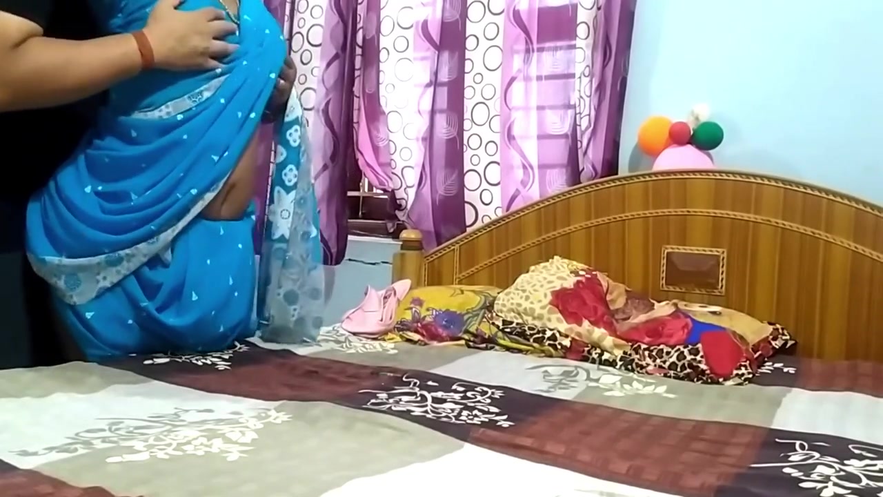 Doctor Smriti Sucking And Fucking Hard In Blue Saree With Her Colleague Mishra At Home On