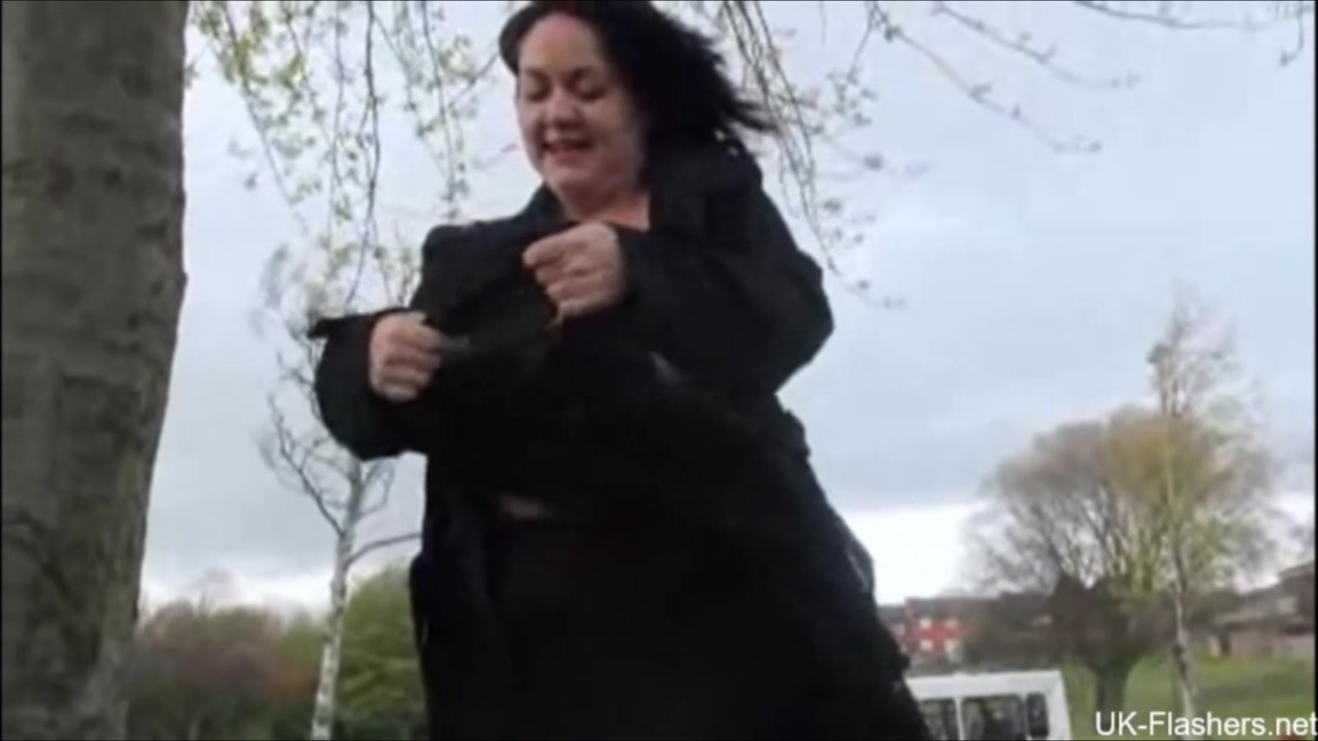 HUGE Juggs Allert! Flashing and Pissing through London!
