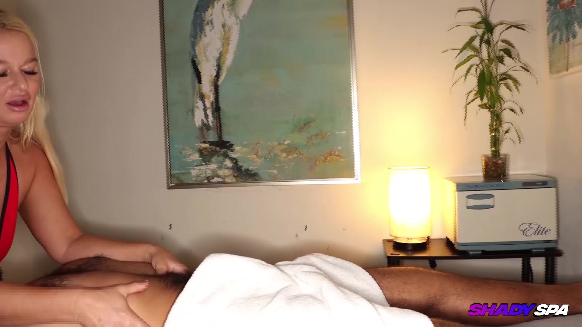 SHADY SPA London PAWG MILF gives relaxing Deep Tissue Handjob and Blowjob