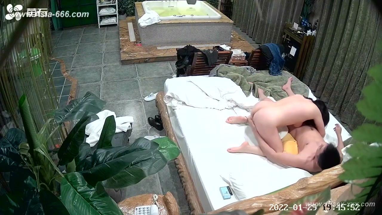 Hackers use the camera to remote monitoring of a lover's home life.565