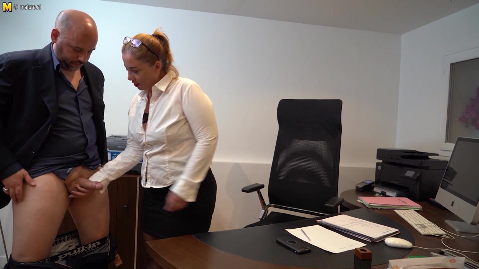 Big ass secretary blows two dicks and gets a double penetration