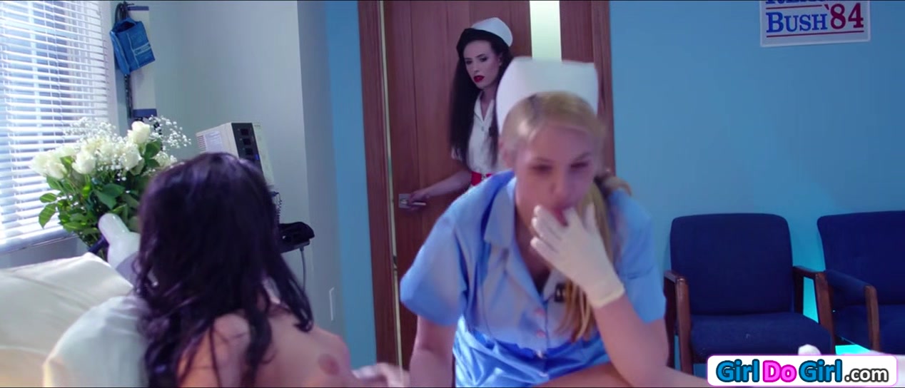 Horny lesbian nurses give patient oral exam and facesit her