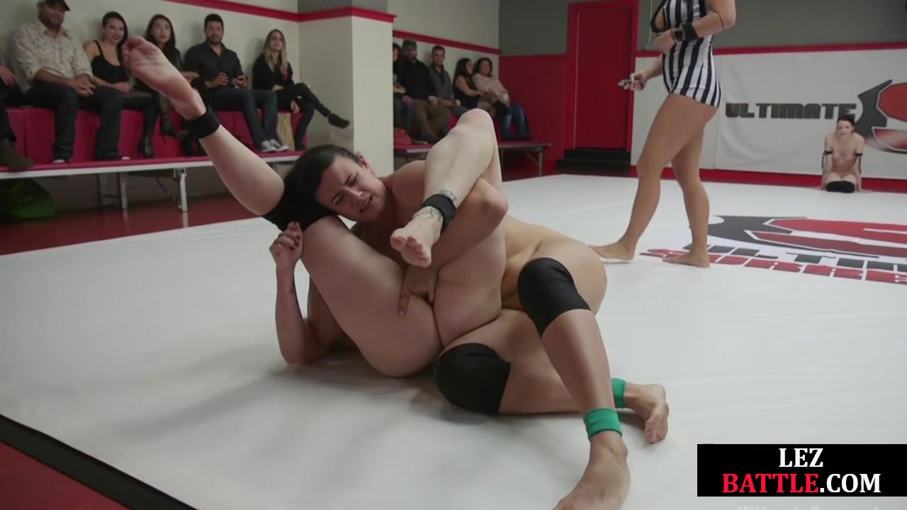 Wrestling lez seduces perverted lez in threesome after fight