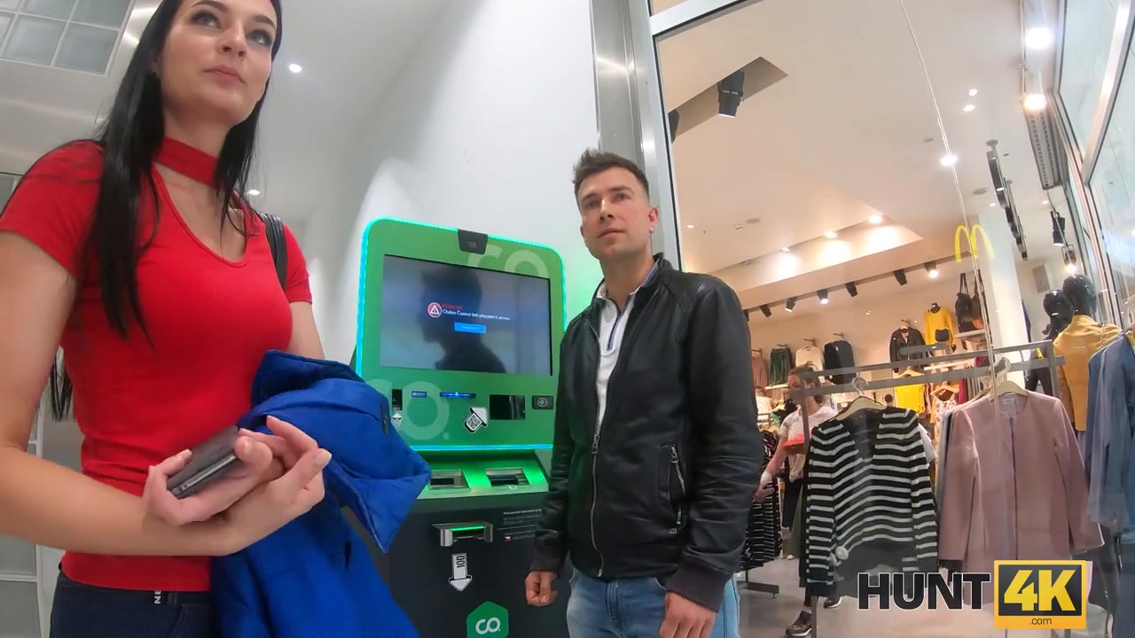 HUNT4K. Hunter meets super-hot model who remains without money