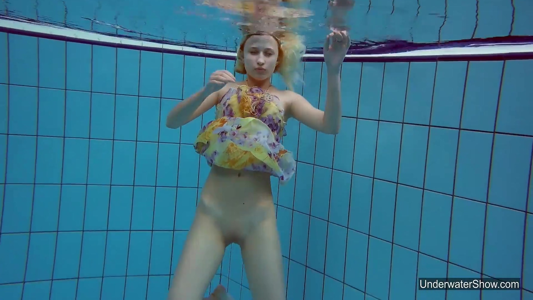 Shes Incredibly Flexible In The Pool