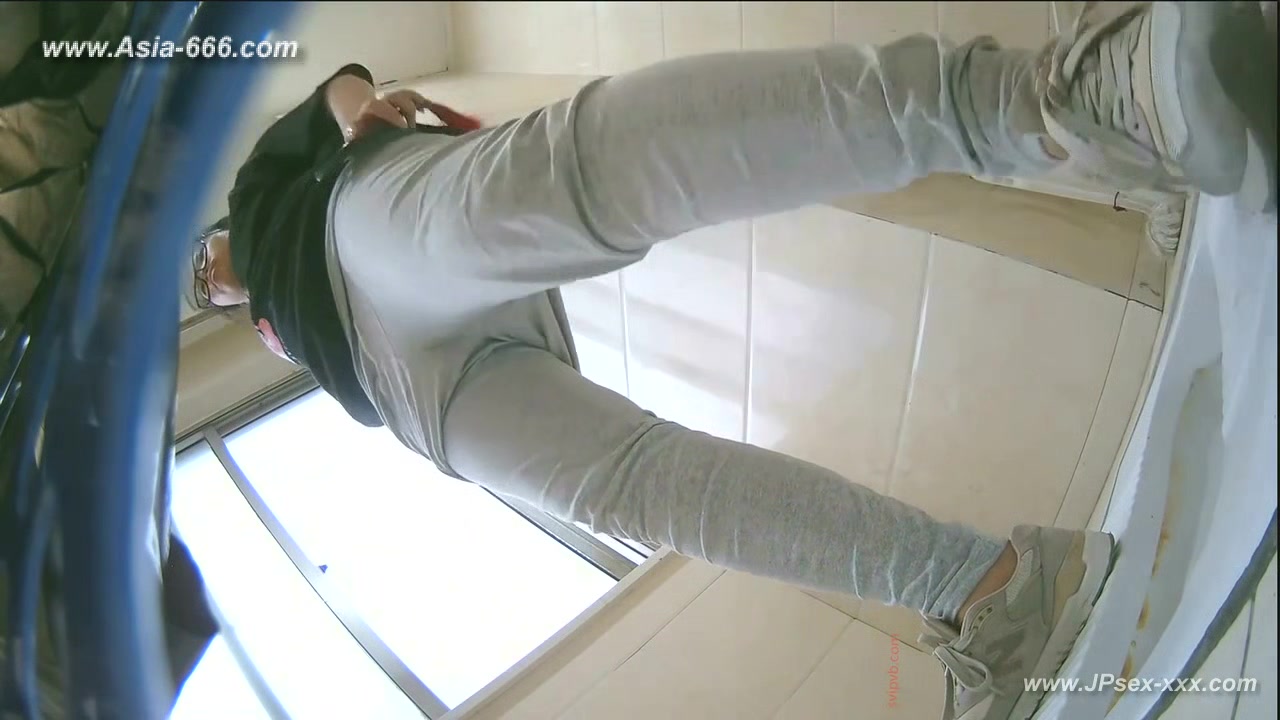 chinese girls go to toilet.***