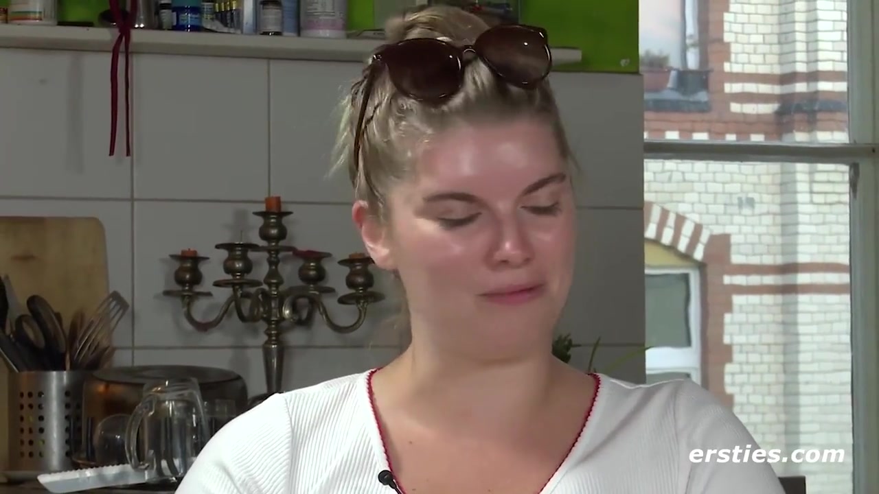 Blonde Halb-danin Natascha Fingert Sich Doggy Auf Dem Kuchentisch