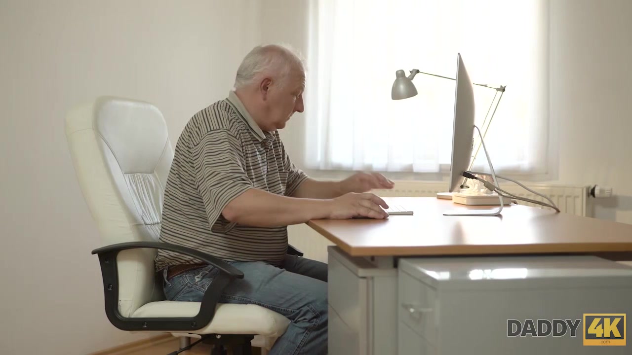 DADDY4K. Red-haired gal couldn't resist to charms of handsome old man
